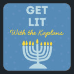Funny "Get Lit" Chic Personalisiert Menorah Hanukk Quadratischer Aufkleber<br><div class="desc">Bringen Sie Ihren Hanukah-Feiern einen festlichen Funke mit diesen lustigen Aufklebern "Get Lit"! Diese Aufkleber mit einer fett gedruckten Menorah-Illustration, anpassbarem Familiennamen-Text und einer spielerischen Botschaft sind perfekt, um Geschenktaschen, Geschenkkartons oder Urlaubskarten Persönlichkeit hinzuzufügen. Das lebendige Design und die humorvolle Phrase machen sie zu einer unvergesslichen Ergänzung zu jeder Hanukka-Ansammlung,...</div>