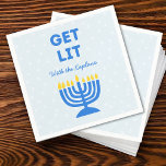Funny "Get Lit" Chic Personalisiert Menorah Hanukk Serviette<br><div class="desc">Fügen Sie Ihrem Hanukka-Fest einen festlichen Funke hinzu mit diesen lustigen "Get Lit"-Servietten! Diese Servietten mit einer fett blauen Menorah-Illustration und individuell anpassbarem Familiennamen bringen Spaß und Persönlichkeit in Ihre Ansammlungen. Die spielerische Phrase und die lebhaften Farben machen sie zu einer unvergesslichen Ergänzung Ihres Hanukkah-Tisches, perfekt für Familienessen, Party oder...</div>