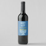 Funny "Get Lit" Chic Personalisiert Menorah Hanukk Weinetikett<br><div class="desc">Fügen Sie Ihren Hanukkah-Festlichkeiten eine lustige Drehung mit diesem frechen Weinlabel "Get Lit" hinzu! Dieses Label mit einer hellen Menorah-Illustration und anpassbarem Familiennamen bringt Spaß und Persönlichkeit in Ihren Urlaubstisch. Ideal für die Dekoration von Weinflaschen bei Familienabenden, zum Gaben an Freunde oder für die Erholung an jeder Hanukah Ansammlung. Das...</div>