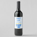 Funny "Get Lit" Chic Personalisiert Menorah Hanukk Weinetikett<br><div class="desc">Fügen Sie Ihren Hanukkah-Festlichkeiten eine lustige Drehung mit diesem frechen Weinlabel "Get Lit" hinzu! Dieses Label mit einer hellen Menorah-Illustration und anpassbarem Familiennamen bringt Spaß und Persönlichkeit in Ihren Urlaubstisch. Ideal für die Dekoration von Weinflaschen bei Familienabenden, zum Gaben an Freunde oder für die Erholung an jeder Hanukah Ansammlung. Das...</div>