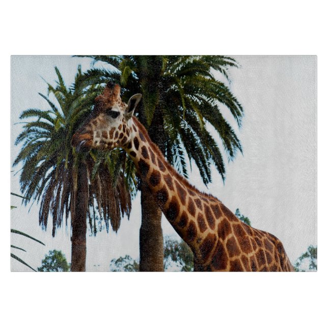 Funny Giraffe, der eine Himbeere gibt, Schneidebrett (Vorderseite)