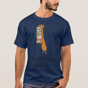 Funny Giraffe, der einen Stapel von Büchern hält,  T-Shirt