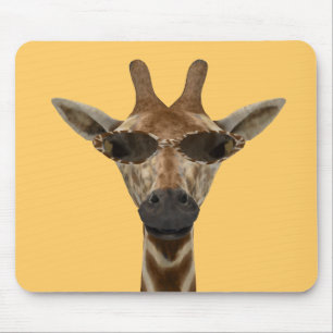 Funny Giraffe Incognito mit trendiger Sonnenbrille Mousepad