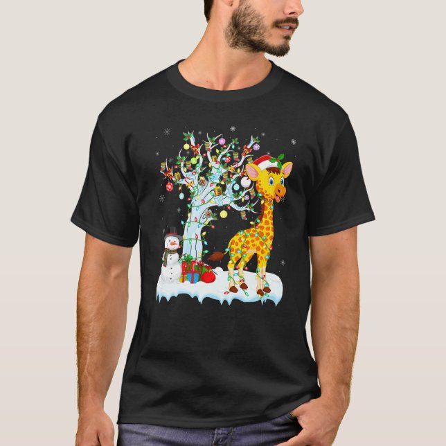 Funny Giraffe Xmas Tree Lighting Weihnachtsmannmüt T-Shirt (Vorderseite)