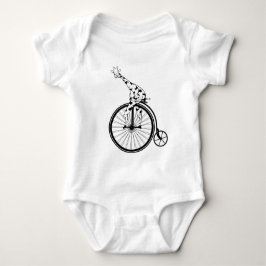 Funny giraffee reitet auf einem Penny-Farthing Baby Strampler