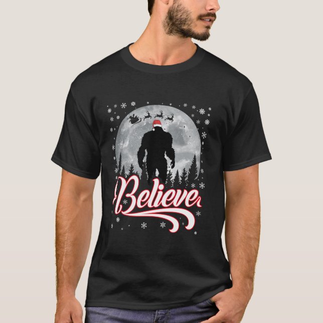 Funny Glaube Weihnachten Bigfoot Weihnachtsmannmüt T-Shirt (Vorderseite)