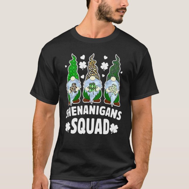 Funny Gnome Shenanigans Squad Kleeblatt St Patrick T-Shirt (Vorderseite)