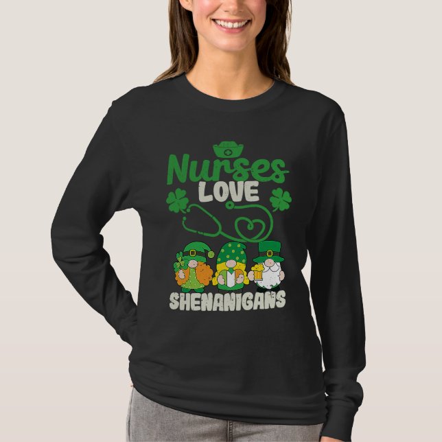 Funny Gnomes Nurse St Patricks Day Nurses Love She T-Shirt (Vorderseite)