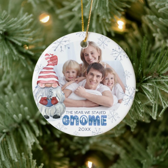 Funny Gnomes THE YEAR BLEIBE WIR ZUHAUSE Foto Name Keramik Ornament (Baum)