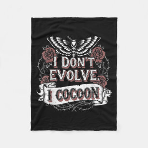 Funny Gothic Zitat I Don't Evolve I Cocoon Sarcast Fleecedecke