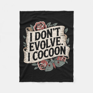 Funny Gothic Zitat I Don't Evolve I Cocoon Sarcast Fleecedecke