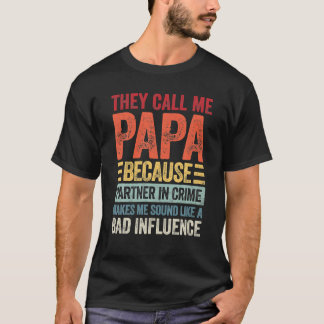 Funny Grandpa gibt Papa Partner in Crime T-Shirt