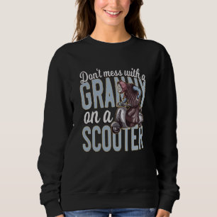 Funny Granny über einen Scooter Sweatshirt