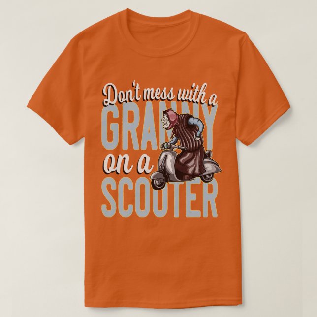 Funny Granny über einen Scooter T-Shirt (Design vorne)