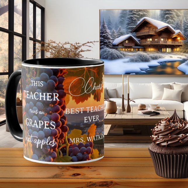 Funny Grapes Teacher Wertschätzung Tasse (Colorful teacher mug featuring a landscape scene at sunset with grapes, not apples)