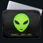 Funny green Alien Cartoon angepasster Laptop-Ärmel Laptopschutzhülle<br><div class="desc">Glauben Sie...  Funny green Alien Cartoon angepasste Laptop-Hülle. Personalisieren Sie mit Ihrem eigenen Leerzeichen-Zitat oder Text. Coole Geschenke für Geburtstag,  Scalaffieß Events und mehr. Alien haut mit großen schwarzen Augen. Benutzerdefinierte Computerausstattung Erhältlich in 13 und 15 Zoll Größe.</div>