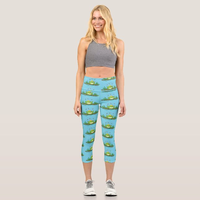 Funny green frog mit Fliegen Cartoon Illustration Capri Leggings (Vorderseite)