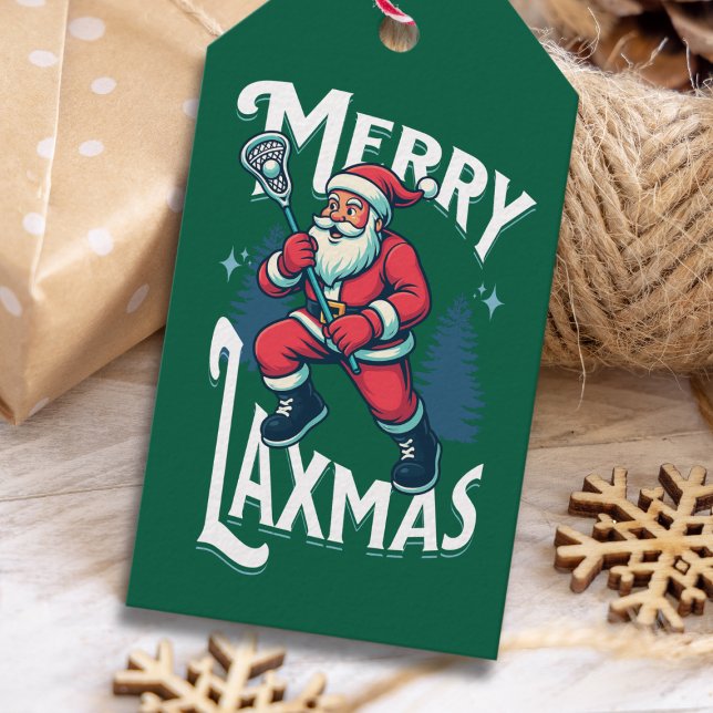 Funny Green Merry Laxmas Lacrosse Christmas Geschenkanhänger (“Merry Laxmas” green gift tag featuring Santa holding a lacrosse stick on a holiday background.)