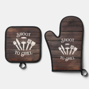 Funny Grilling Gift - 'Shoot to Grill' Ofenhandschuh & Topflappen-Set