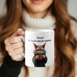 Funny Grumpy Katze in einer Robe und Kaffee Kaffeetasse