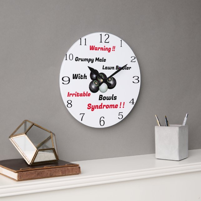 Funny Grumpy Male Lawn Bowler, Wall Clock Große Wanduhr (Büro)