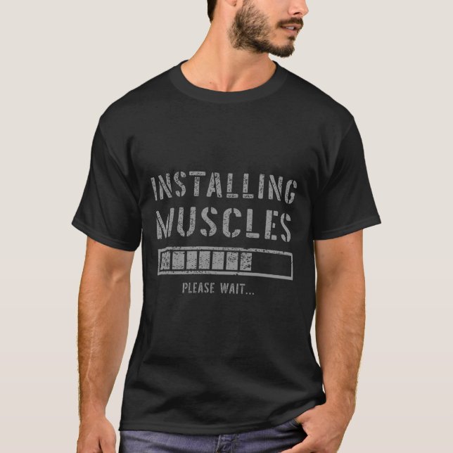 Funny Gym Workout Installation Muskeln Bitte warte T-Shirt (Vorderseite)