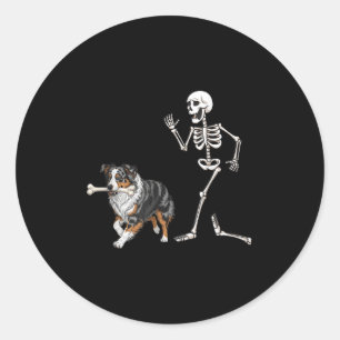 Funny Halloween Australian Shepherd and Skeleton Runder Aufkleber