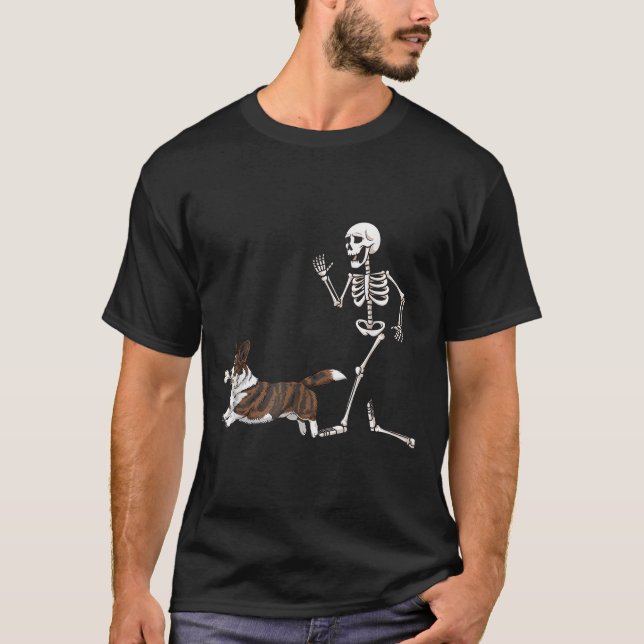 Funny Halloween Cardigan Welsh Corgi and Skeleton T-Shirt (Vorderseite)