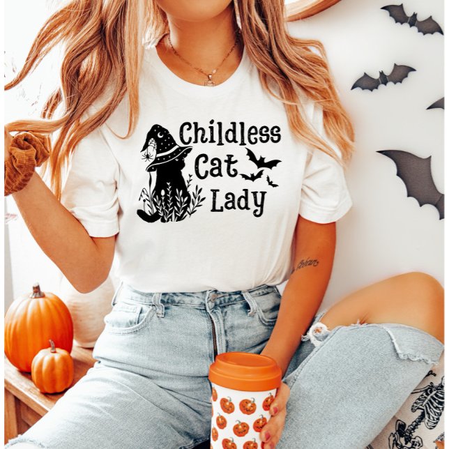 Funny Halloween Childless Cat Lady T-Shirt (Von Creator hochgeladen)