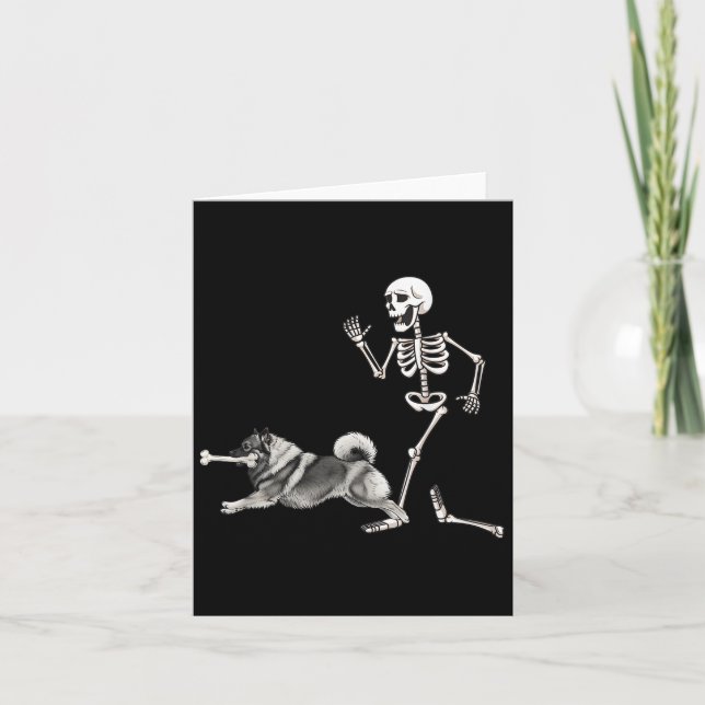 Funny Halloween Keeshond and Skeleton Karte (Vorderseite)