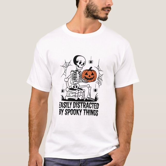 Funny Halloween Leicht abgelenkt von Spooky Things T-Shirt (Vorderseite)
