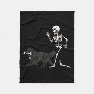 Funny Halloween Neufundland und Skelett Fleecedecke