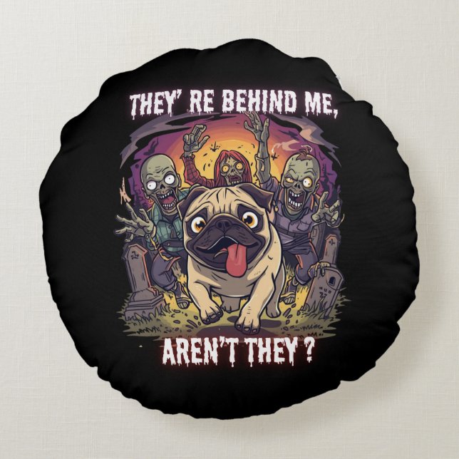 Funny Halloween Pug Round Pillow – “They’re Behind Rundes Kissen (Rückseite)