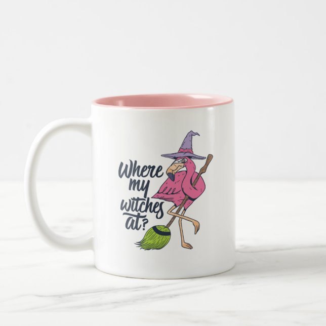 Funny Halloween rosa Flamingo, wo meine Hexen auf Zweifarbige Tasse (Links)