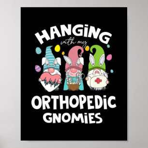 Funny Hanging mit orthopäischen Nurse-Gnomen Poster