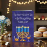 Funny Hanukkah Menorah Cocktails trinken Feiertagskarte<br><div class="desc">Dieses Design entstand aus meiner einzigartigen Acrylmalerei. Sie kann personalisiert werden, indem Sie auf die Schaltfläche Anpassen klicken und den Namen, die Initialen oder die Wörter ändern. Sie können auch die Textfarbe und den Textstil ändern oder den Text für nur ein Bild löschen. Kontaktieren Sie mich unter colorflowcreations@gmail.com , wenn...</div>