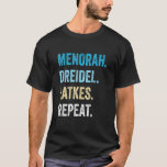 Funny Hanukkah Menorah Dreidel Latkes Wiederholung T-Shirt<br><div class="desc">Funny Hanukkah Menorah Dreidel Latkes Wiederholen jüdische Chanukah</div>