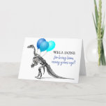 Funny Happy Birthday | Alter Karte<br><div class="desc">Moderne,  sonnige Geburtstagskarte mit einem Skelett-Dinosaurier,  der einige blaue Ballons mit dem Titel "WELL DONE - weil er vor vielen Jahren geboren war!" trägt. In der Nachricht heißt es Happy Birthday. Alle Texte können personalisiert sein.</div>