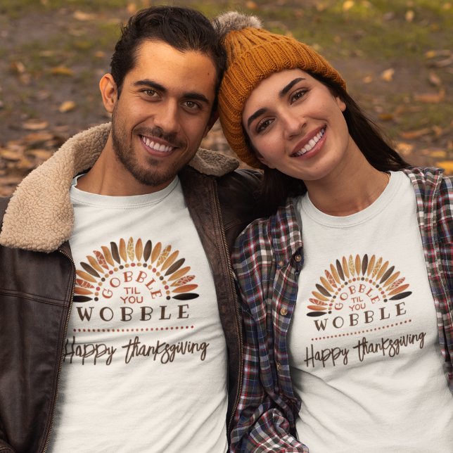 Funny Happy Thanksgiving Gobble Til You Wobble T-Shirt (Von Creator hochgeladen)