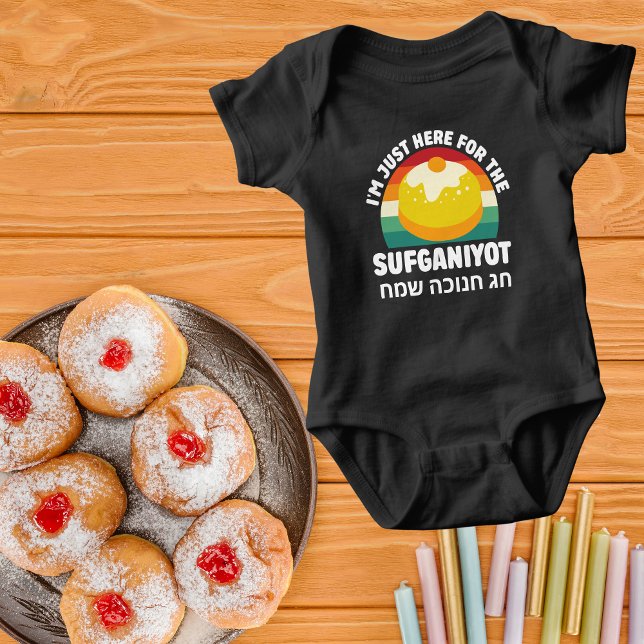 Funny Here for Sufganiyot Hebrew Hanukkah Baby Strampler (Von Creator hochgeladen)