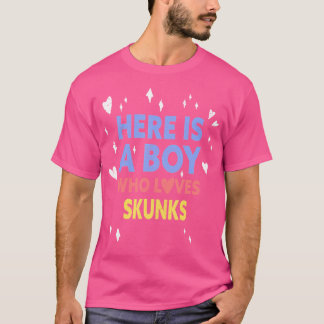 Funny Here ist ein Junge, der Lieben Skunks T-Shirt