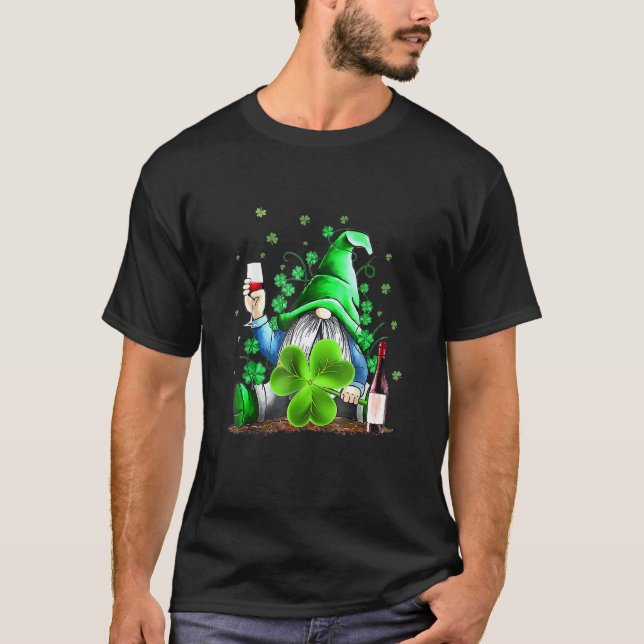 Funny Hippie Gnome Drinnen Kleeblatt Rodelbahn mit T-Shirt (Vorderseite)