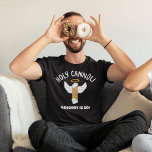 Funny Holy Cannoli Italienische Themed Custom Mess T-Shirt<br><div class="desc">Dieses lustige Grafiktee ist fertig, um mit Ihrer eigenen Nachricht personalisiert zu werden. Es zeigt den Slogan HOLY CANNOLI über einer Abbildung eines Cannoli mit einem Halo und Engel Flügel. Ihr benutzerdefinierter Text erscheint unterhalb der Grafik. Machen Sie Ihr eigenes lustiges Gag Geburtstagsgeschenk oder fügen Sie Ihre eigene Aussage hinzu,...</div>