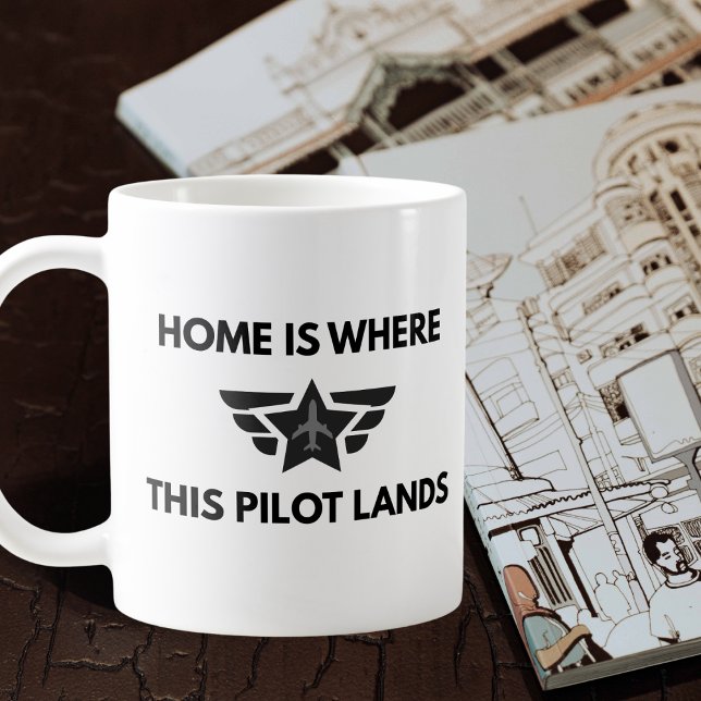 Funny Home Where This Pilot Lands Plane Welcome  Kaffeetasse (Von Creator hochgeladen)