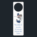 Funny Honeymoon Door Hanger Türanhänger<br><div class="desc">Die Funny Honeymoon Door Hanger hat Cartoon des Bräutigams, der neue Braut in seinen Armen trägt. Unter ihnen sagt Text: "Wir haben es getan!" Und darunter sind die Namen des glücklichen Paares zusammen mit dem Datum ihrer Hochzeit. Was haben sie getan? Sie got natürlich VERHEIRATET! Schieben Sie diesen etwas suggestiven...</div>