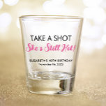 Funny Hot bei 40 Geburtstag Schnapsglas<br><div class="desc">Die sonnige Brille für ihren 40. Geburtstag. "Take a shot she is still hot" ist in schwarzer Typografie und einem heißen rosa Skript geschrieben.</div>