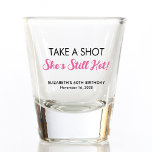 Funny Hot bei 60 Geburtstag Schnapsglas<br><div class="desc">Die sonnige Brille für ihren 60. Geburtstag. "Take a shot she is still hot" ist in schwarzer Typografie und einem heißen rosa Skript geschrieben.</div>