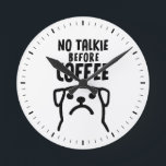 Funny Hund keine Talkie vor Kaffee Runde Wanduhr<br><div class="desc">Eine humorvolle Wanduhr für die Küche oder das Büro. "No Talkie Before Coffee" mit lustigem Hund. Macht ein originelles Geschenk. Karo in Jenn’s Doodle World für noch mehr neue Uhren und Wohngestaltung zum Thema Tiere.</div>