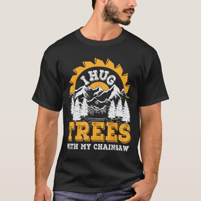 Funny I Hug Trees Chainsaw Logger Mountain Design  T-Shirt (Vorderseite)