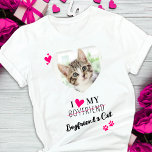 Funny I Liebe Cat Niedlich Heart Foto meines Freun T-Shirt<br><div class="desc">Wen Liebe du wirklich? Dein Freund oder seine Katze! Gib der Freundin dieses Valentinstag das perfekte Geschenk mit diesem lustigen Katzenliebhaber-Shirt! Ein Muss für jeden Katzenliebhaber, Katze Mama und Katzenpapa ! Eine lustige Drehung auf meiner Liebe Mein Freund, dieses Shirt Zitat "I Liebe My Boyfriend's Cat" ... Personalisieren Sie Ihre...</div>